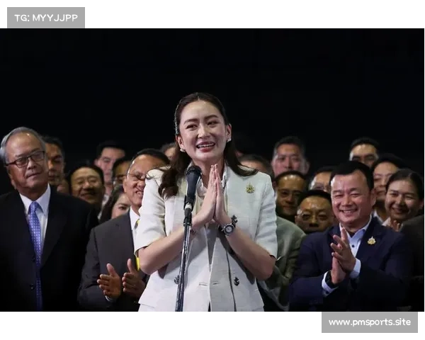 泰国女总理佩戴F1车手专属头盔脚踩LV金鞋换制服更显飒爽风采 泰国女总理佩戴F1车手专属头盔脚踩LV金鞋换制服更显飒爽风采